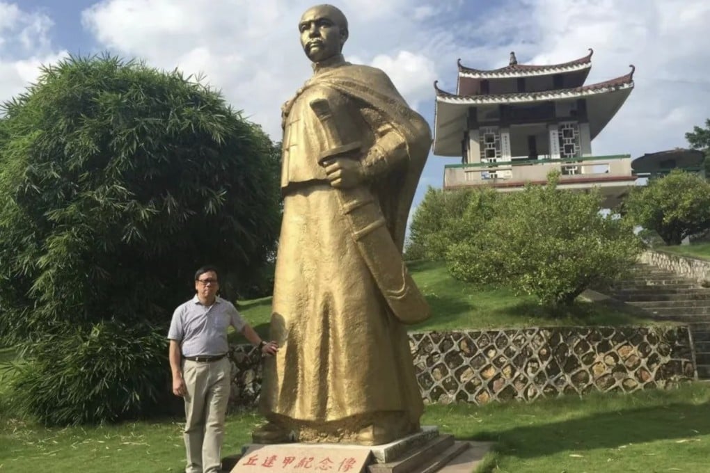 Algernon Yau at a statue of his grandfather, Qiu Fengjia. Photo: Weibo