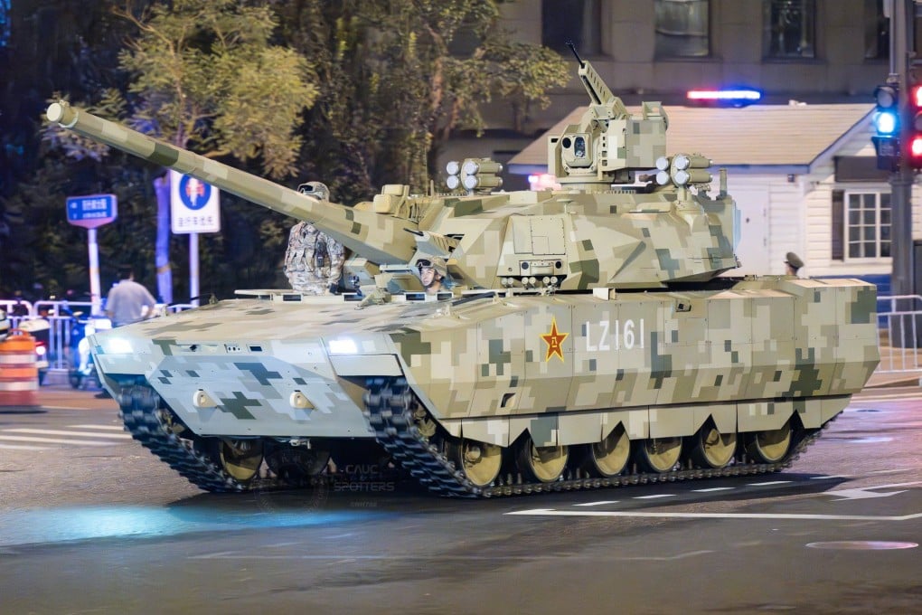 A new military vehicle seen in China appears to be a medium-weight tank, lighter than the third-generation Type 99A main battle tank, and equipped with advanced active protection systems, according to images circulating online. Photo: X/笑脸男人