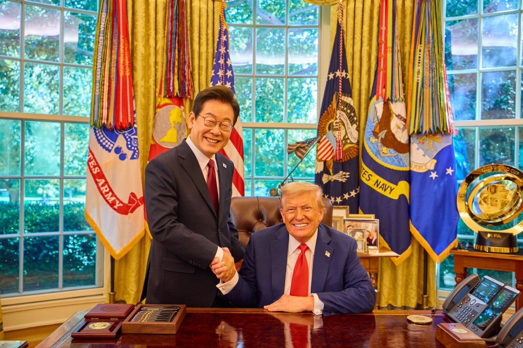 South Korean President Lee Jae-myung  shakes hands with US President Donald Trump in the Oval Office of the White House in Washington on August 25. Photo: EPA / Yonhap
