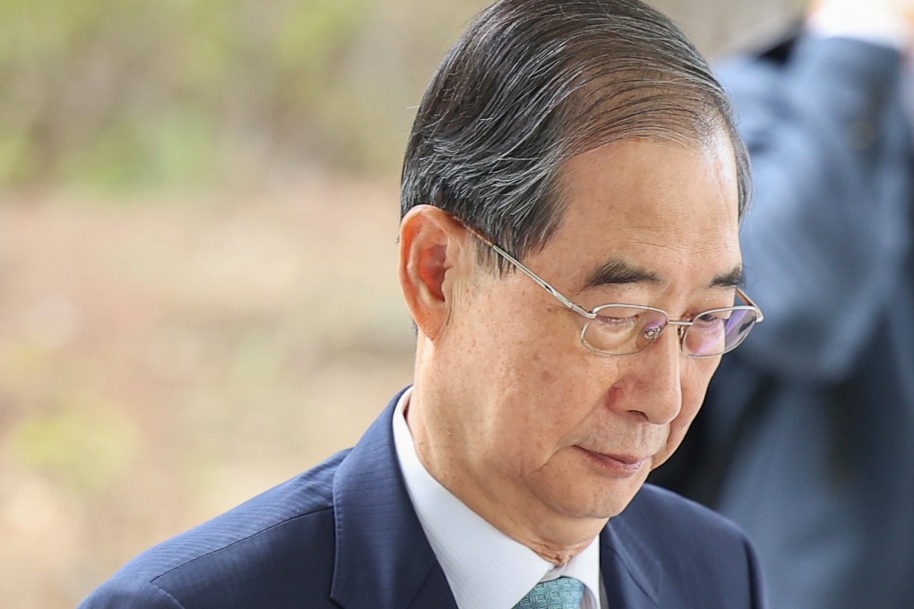 Former prime minister Han Duck-soo appears at the Seoul High Prosecutors Office for questioning on Friday. Photo: EPA/Yonhap