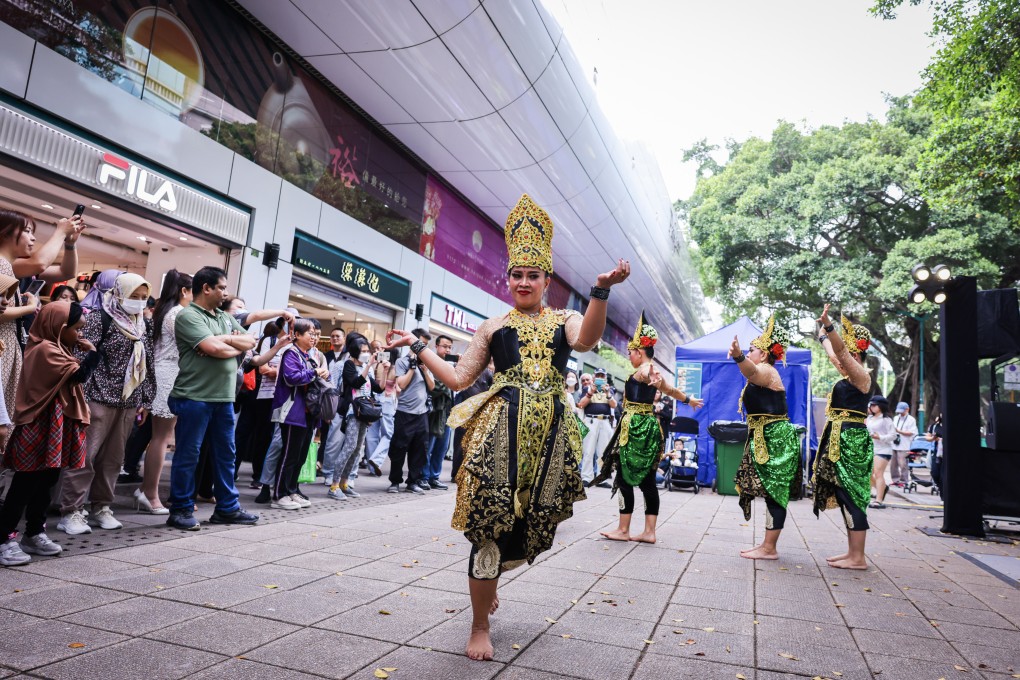 Traditional Indonesian dance is performed during an outdoor halal food festival in Tsim Sha Tsui on April 19. Photo: Nora Tam
