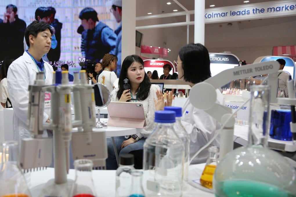 People learn about beauty products at the Seoul Beauty Week event in Seoul, South Korea, on Thursday. Photo: Xinhua