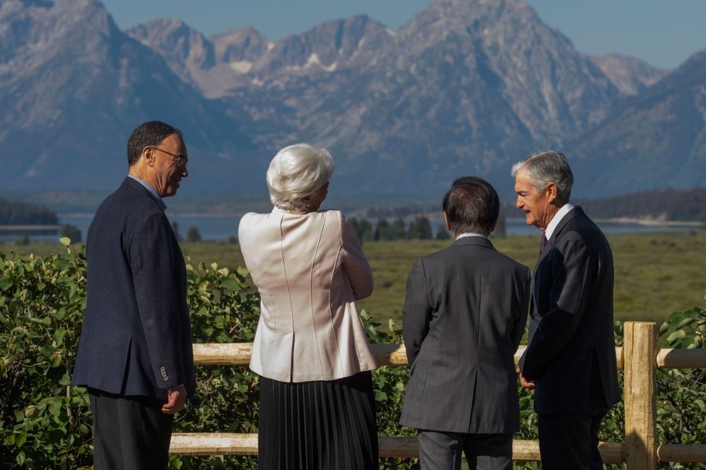 US Federal Reserve chairman Jerome Powell (right) chats with, from the left, Bank of England governor Andrew Bailey, Christine Lagarde, president of the European Central Bank, and Bank of Japan Governor Kazuo Ueda during a break at the Jackson Hole Economic Policy Symposium in Moran, Wyoming, on August 22. Photo: AP