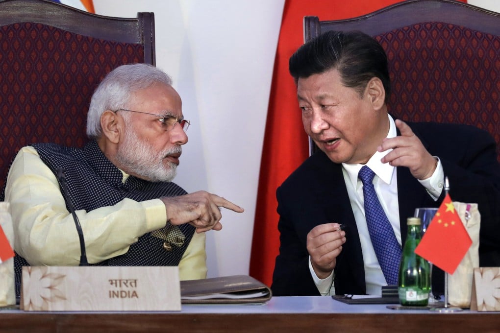 Thủ tướng Ấn Độ Narendra Modi trò chuyện với Chủ tịch Trung Quốc Tập Cận Bình tại hội nghị thượng đỉnh Brics ở Goa năm 2016. Ảnh: AP