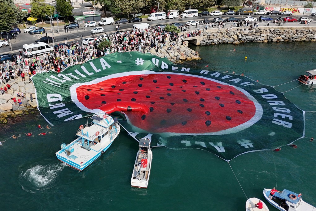 Pro-Palestinian demonstrators on boats unfurl a banner on the water in Istanbul, Turkey, on August 23. Photo: Reuters