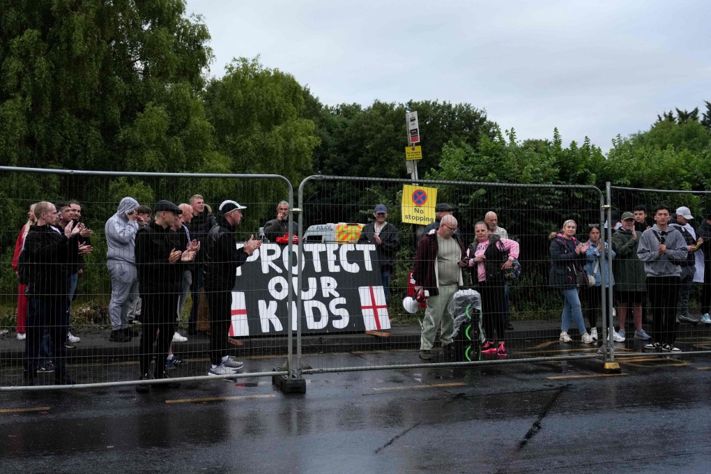 Protesters near London call for the closure of accommodation for asylum seekers. On Saturday,    masked men tried to force their way into a hotel used by asylum seekers near Heathrow Airport. Photo: AFP