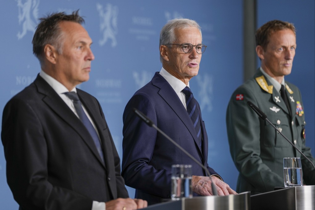 (From left) Norway’s Minister of Defence Tore Sandvik, Prime Minister Jonas Gahr Store and Chief of Defence Eirik Kristoffersen. The Norwegian government chose Britain as a strategic partner for the acquisition of new frigates. Photo: EPA