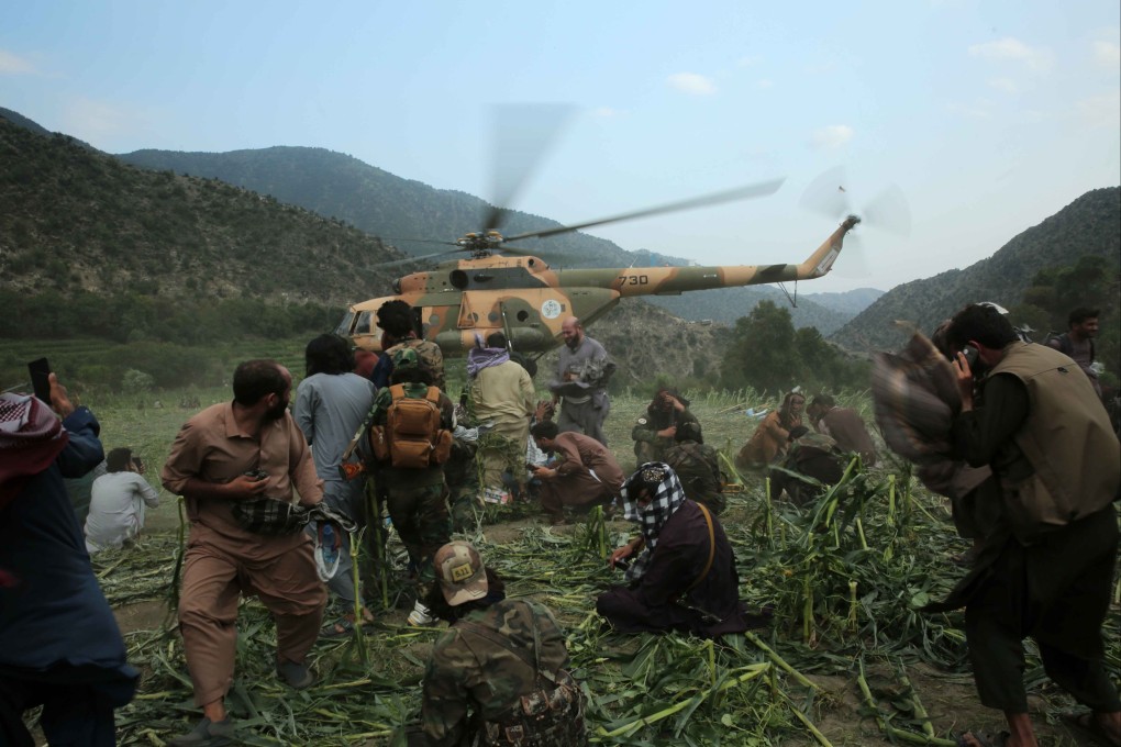 A Taliban military helicopter transports injured victims after an earthquake in Kunar, Afghanistan on Monday, Photo: EPA