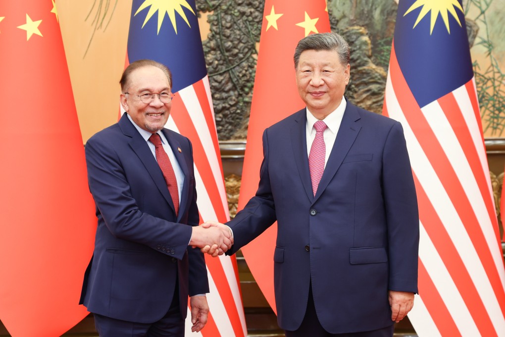 Chinese President Xi Jinping (right) shakes hands with Malaysian Prime Minister Anwar Ibrahim at the Great Hall of the People in Beijing, China on Tuesday. Photo: Xinhua
