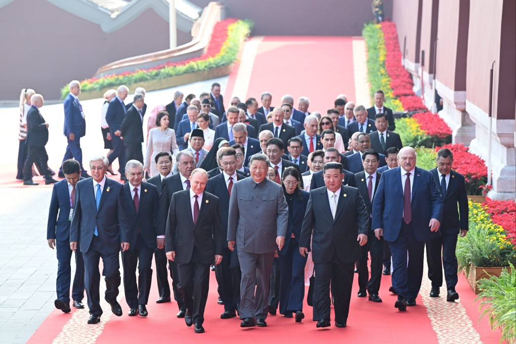Chinese President Xi Jinping guides international leaders to the rostrum overlooking Tiananmen Square for the Victory Day parade. Photo: EPA/Xinhua