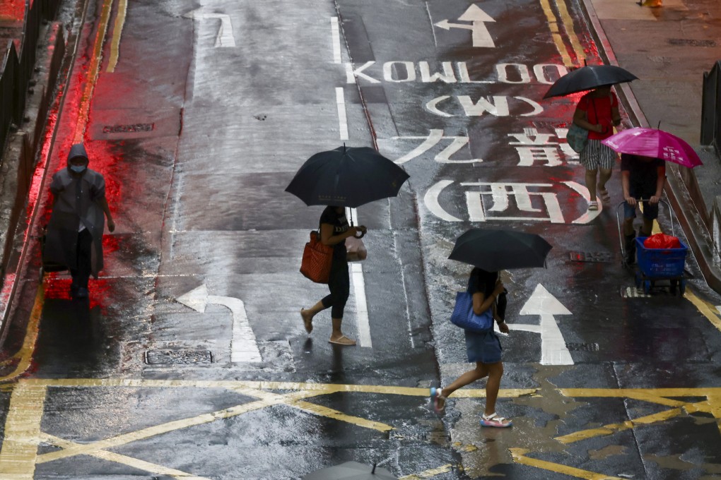 Pedestrians brave the rain in Sai Ying Pun. Photo: Jonathan Wong