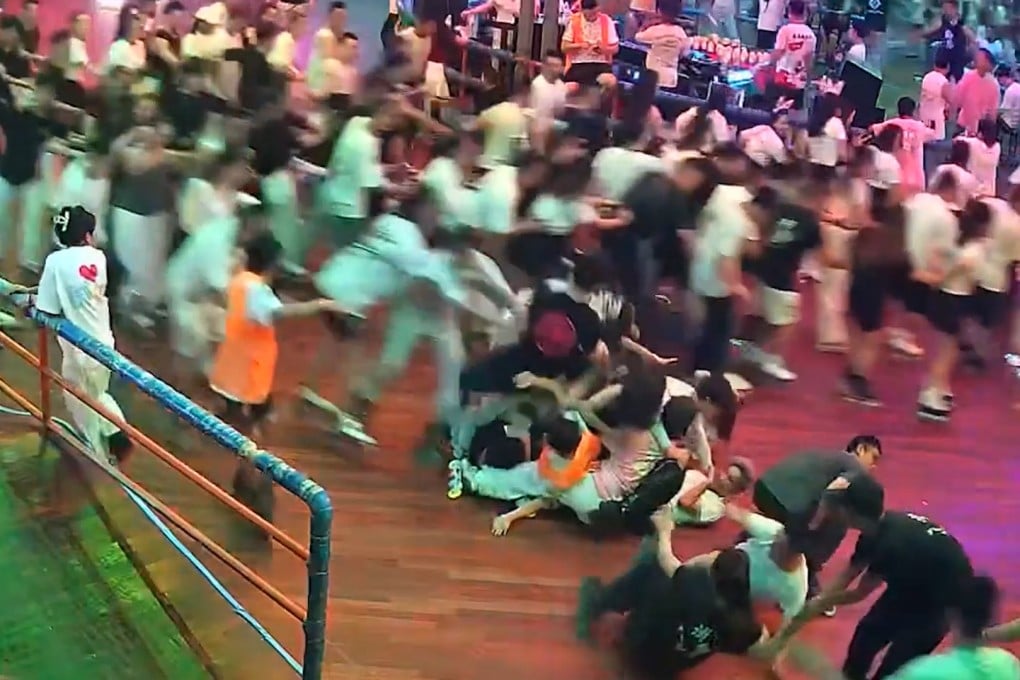 Fall triggers massive pile-up of roller-skaters in China