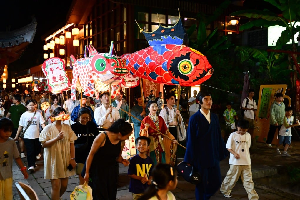 Tourists watch a lantern parade in Xiuning county, Anhui province, on August 27. Photo: Xinhua