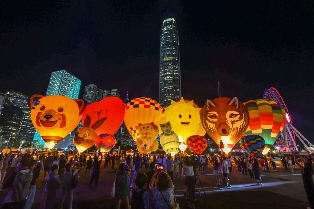 The festival organiser reinstalled display hot-air balloons after taking them down earlier in the day due to the scorching weather. Photo: Dickson Lee