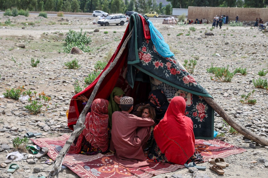 A family takes shelter in a makeshift tent after a deadly earthquake in Nurgal district, Kunar province, Afghanistan, on Friday, 2025. Photo: Reuters