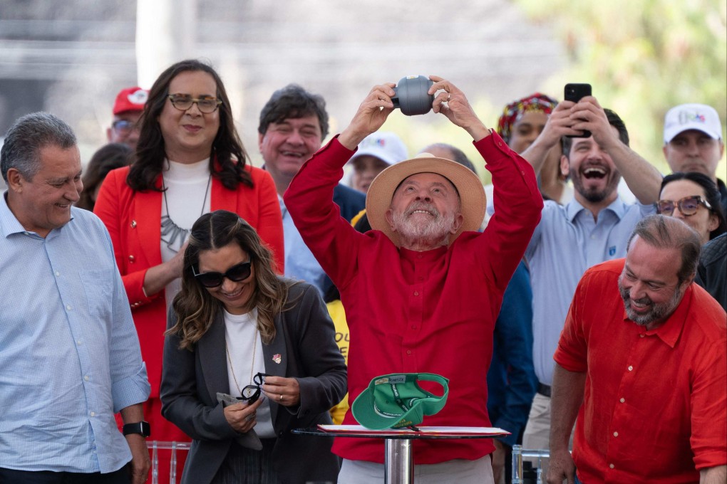 Brazil’s President Luiz Inacio Lula da Silva (second right) raises a miniature gas cylinder during an event in Belo Horizonte, Minas Gerais state, on September 4. Photo: AFP