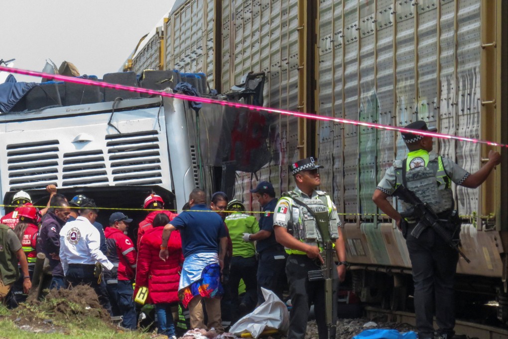 Authorities work at the scene where a passenger bus was struck by a train while trying to beat it across the tracks, leaving people injured and dead, according to Civil Protection, in Atlacomulco, Mexico, September 8, 2025. Photo: Reuters