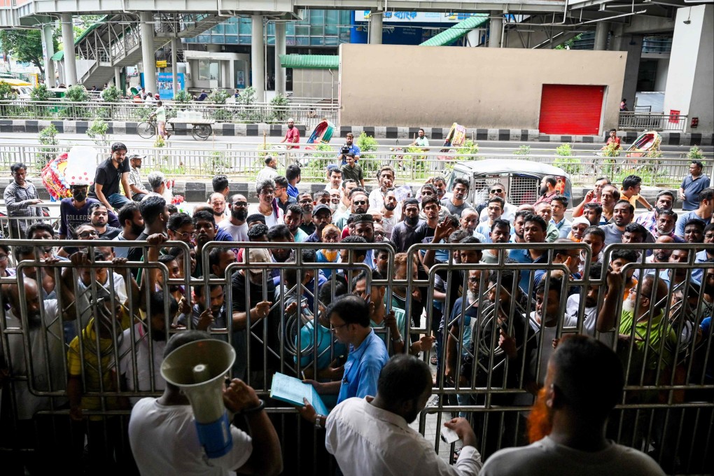 Residents queue to receive credit on their prepaid electric bills after an internet blackout in Dhaka in July 2024. Photo: AFP