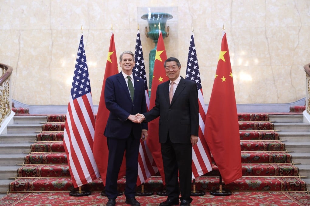 Chinese Vice Premier He Lifeng, also a member of the Political Bureau of the Communist Party of China Central Committee, shakes hands with US Treasury Secretary Scott Bessent prior to the first meeting of the China-U.S. economic and trade consultation mechanism in London, on June 9. Photo: Xinhua
