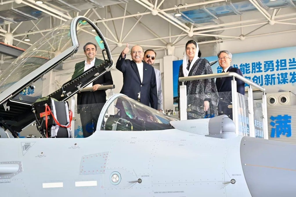 Pakistani President Asif Ali Zardari (centre) lauded the role of Chinese fighter jets in his country’s air force during a special visit to aircraft maker AVIC in Chengdu. Photo: Handout