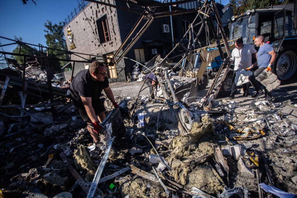 People collects debris from a building in Sumy, Ukraine, that was destroyed by a Russian drone attack. Photo: Zuma Press Wire/dpa