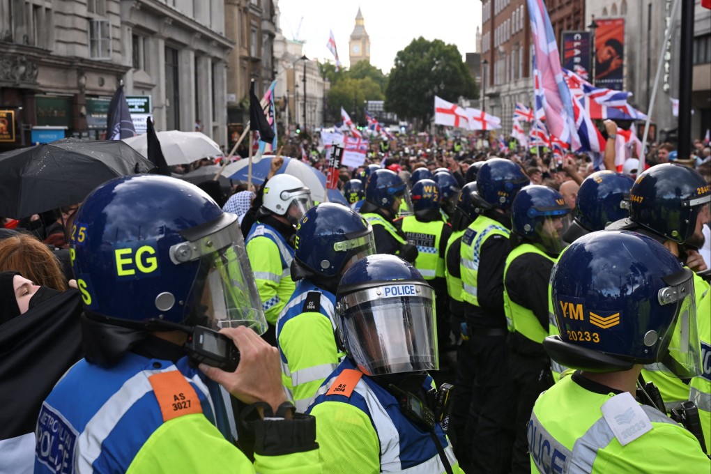 Police officers stand guard between an anti-fascist group and anti-immigration supporters during a far-right rally organised by the activist Stephen Yaxley-Lennon, also known as Tommy Robinson, in London on Saturday. Photo: Reuters