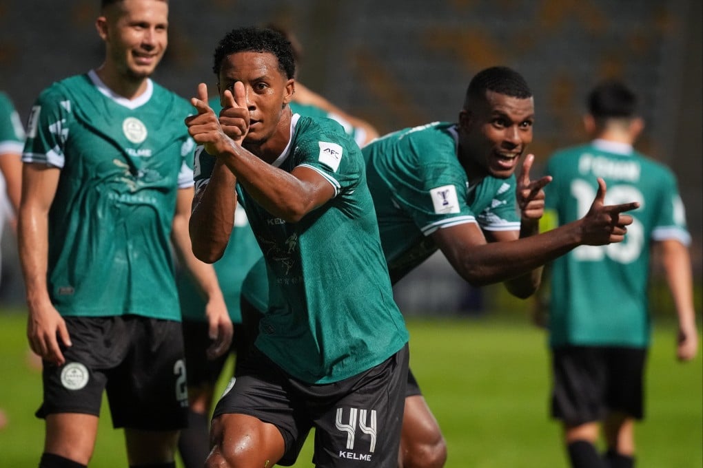 Michel Renner (right) celebrates his strike with Weverton Rangel. Photo: Elson Li