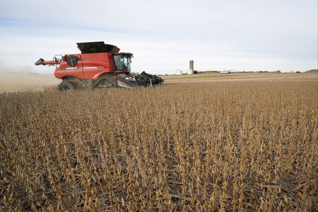 Soybeans are harvested from a field on Hodgen Farm in Roachdale, Indiana, US in November, 2019. Photo: Reuters