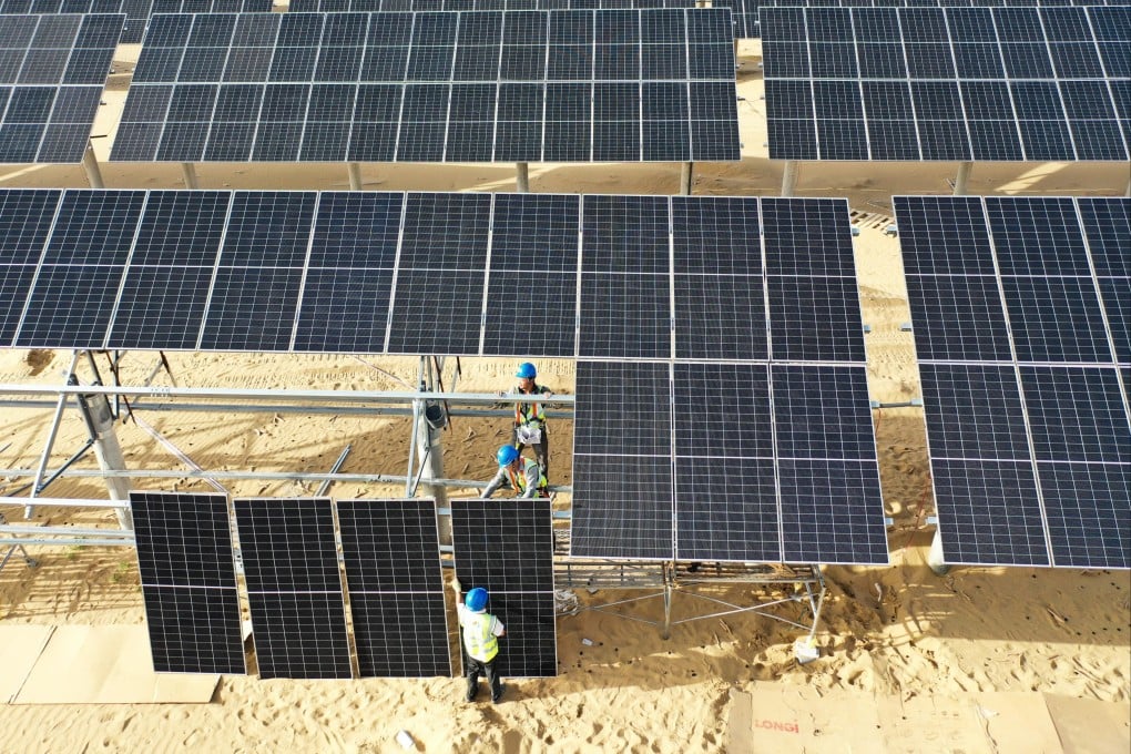 Workers install solar panels in Kubuqi Desert in north China’s Inner Mongolia Autonomous Region on September 2, 2025. Photo: Xinhua