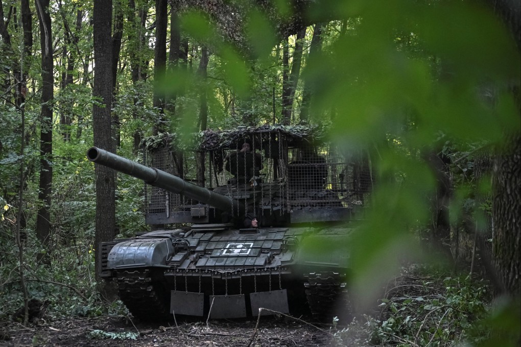 Ukrainian servicemen prepare a tank to fire towards Russian troops in the Donetsk region on September 3. Photo: Reuters