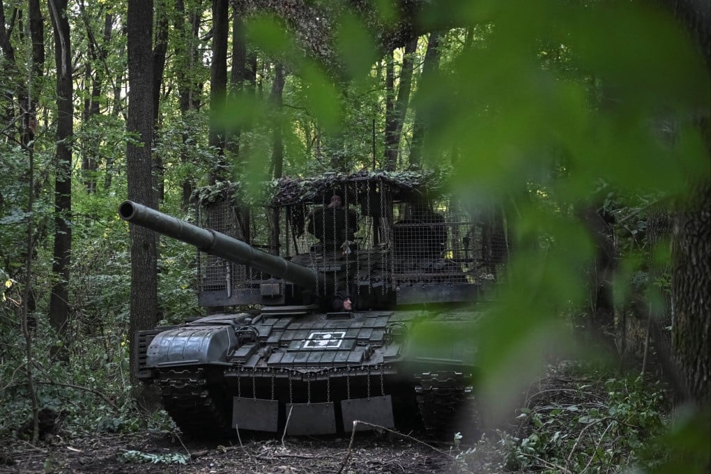 Ukrainian servicemen prepare a tank to fire towards Russian troops in the Donetsk region on September 3. Photo: Reuters