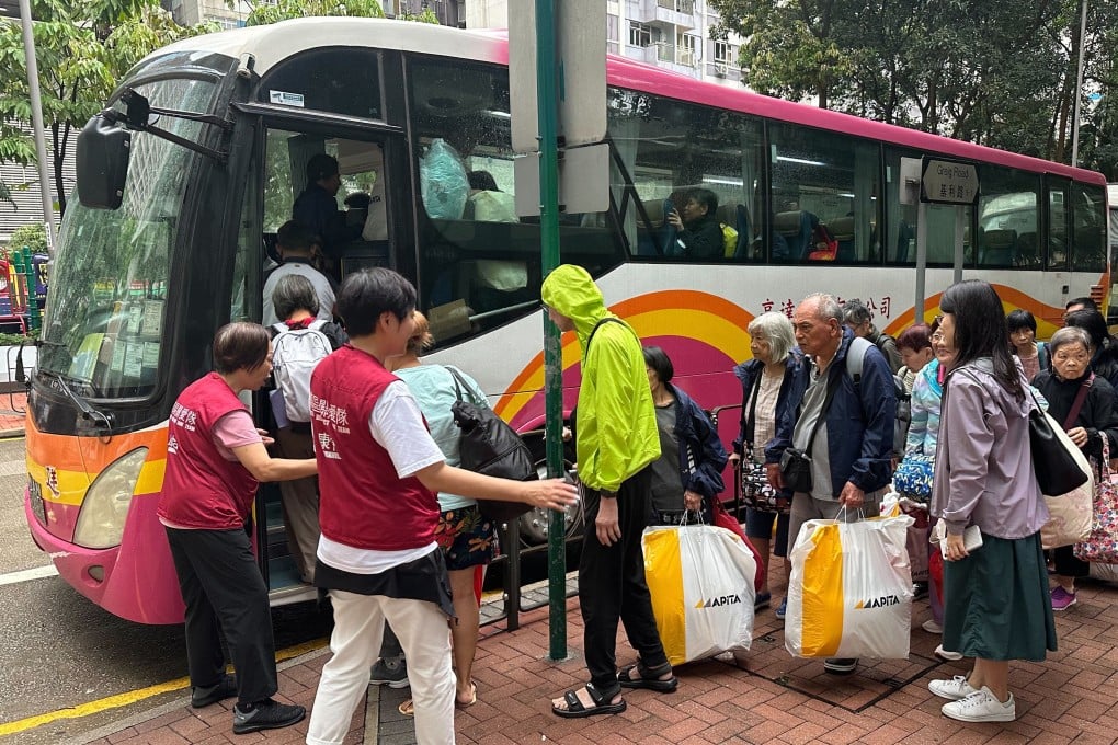Residents are helped onto a coach outside the Quarry Bay Community Hall after the bomb was defused on Saturday. Photo: Robert Ng