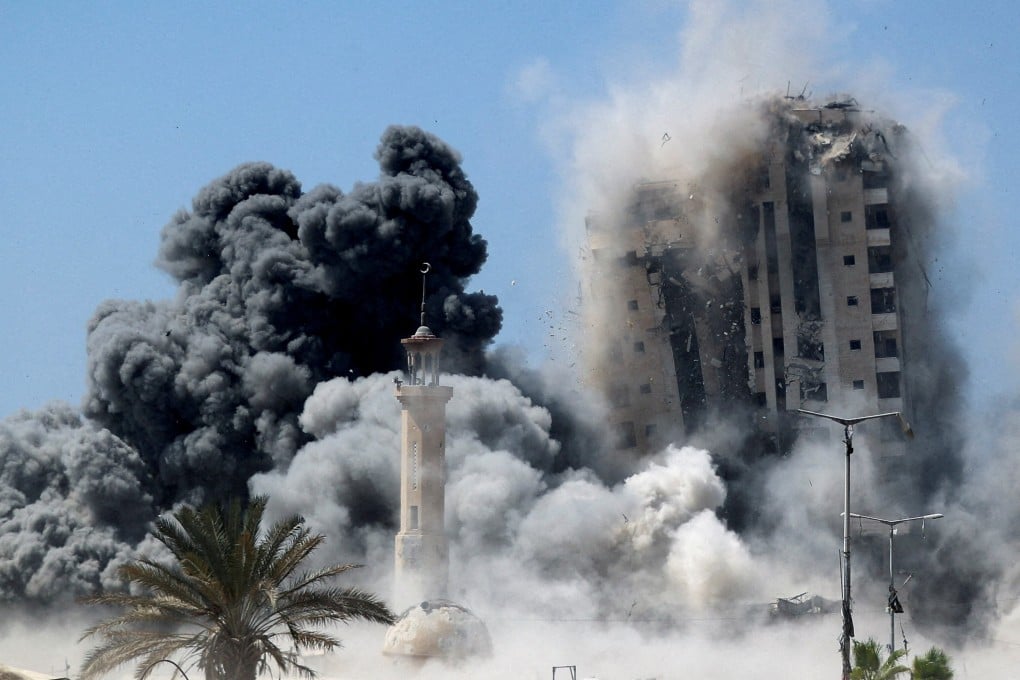 Smoke rises as a building collapses after being hit by an Israeli air strike in Gaza City on September 5. Photo: Reuters