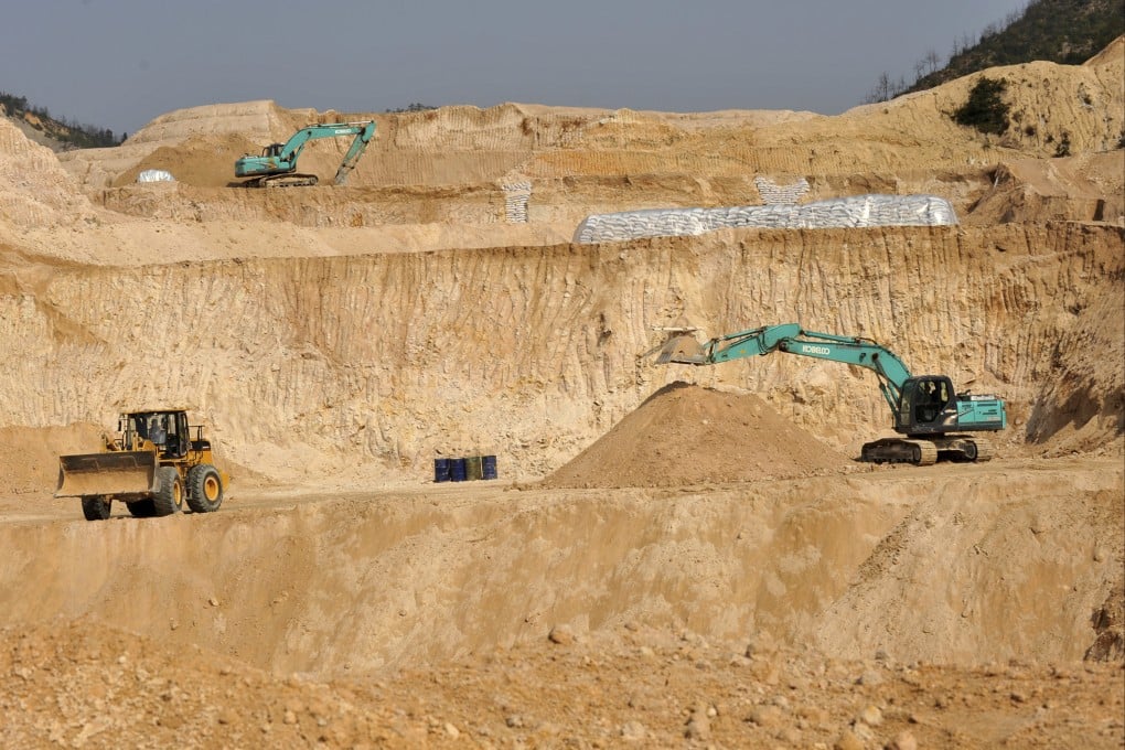 Workers use machinery to dig at a rare earth mine in Ganxian county in central China’s Jiangxi province on December 30, 2010. Photo: AP