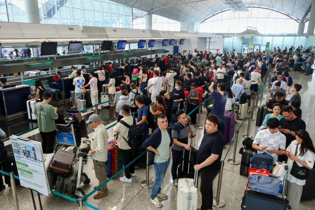 Passengers queue at airline counters at Hong Kong International Airport. Photo: Dickson Lee