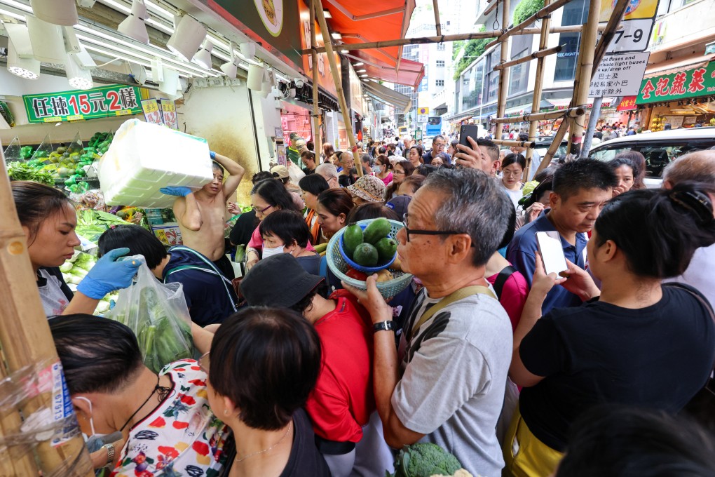 Residents rush to buy food as Super Typhoon Ragasa approaches Hong Kong. Photo: Jelly Tse
