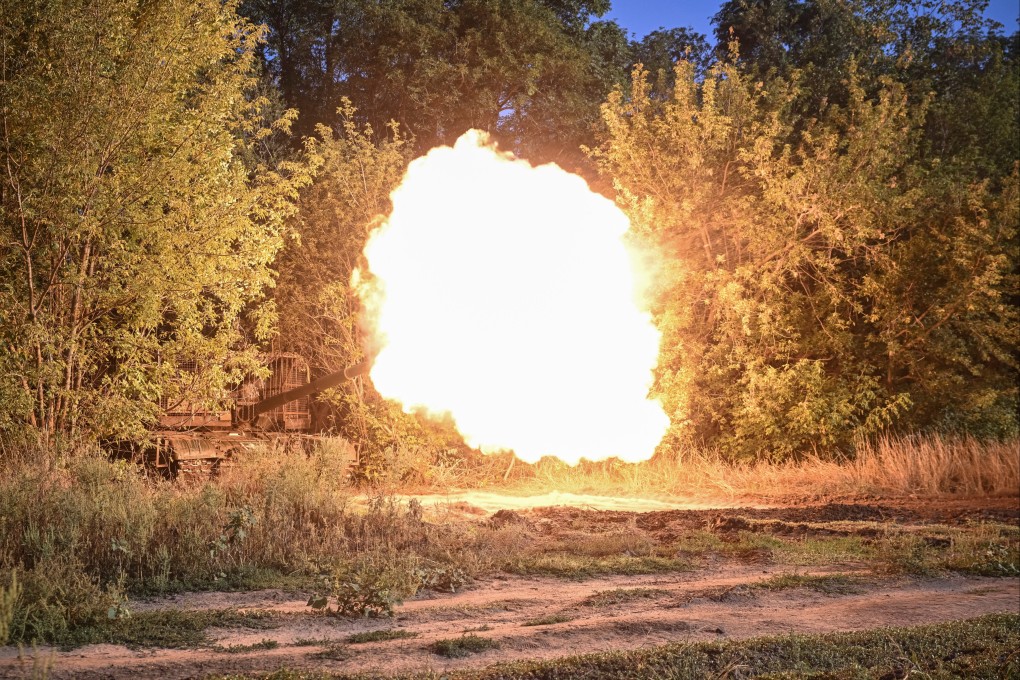 Ukrainian servicemen fire a tank towards Russian troops in the Donetsk region on September 3. Photo: Reuters