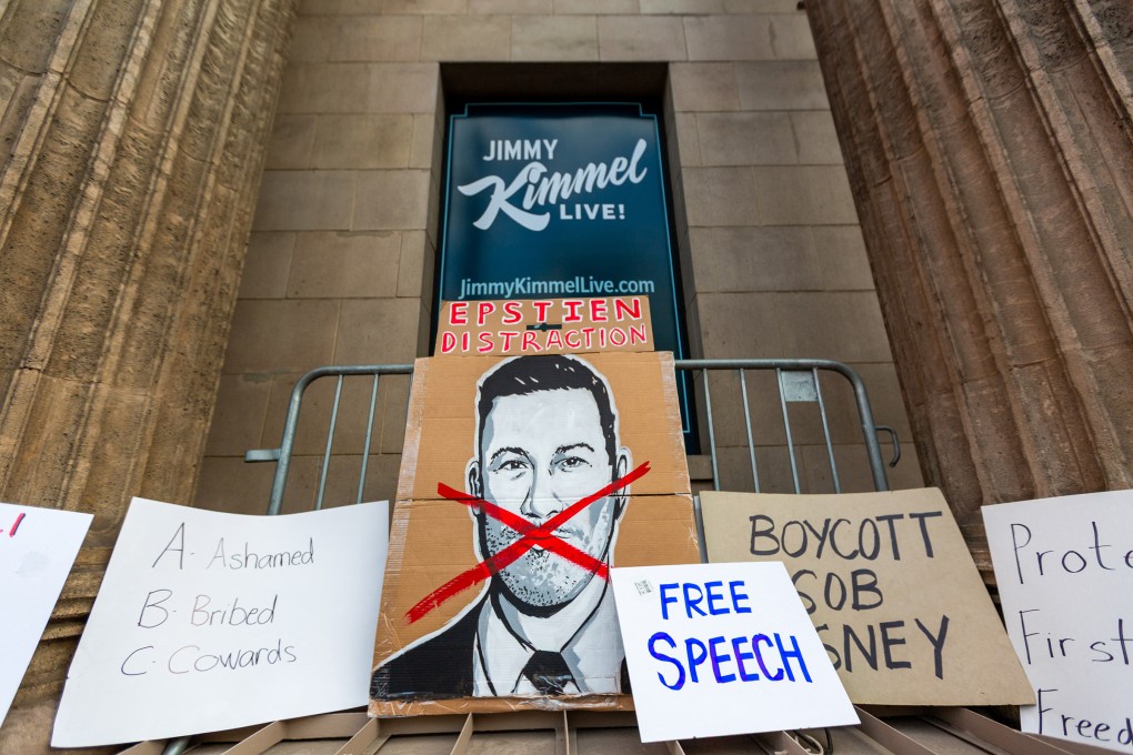 Protesters leave signs on a ledge in Los Angeles on September 18 during a protest against ABC taking “Jimmy Kimmel Live!” off the air. Photo: TNS