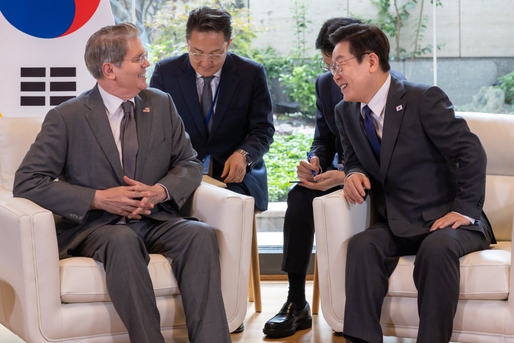 South Korean President Lee Jae-myung (right) talks with US Treasury Secretary Scott Bessent in New York on Wednesday. Photo: EPA/Yonhap