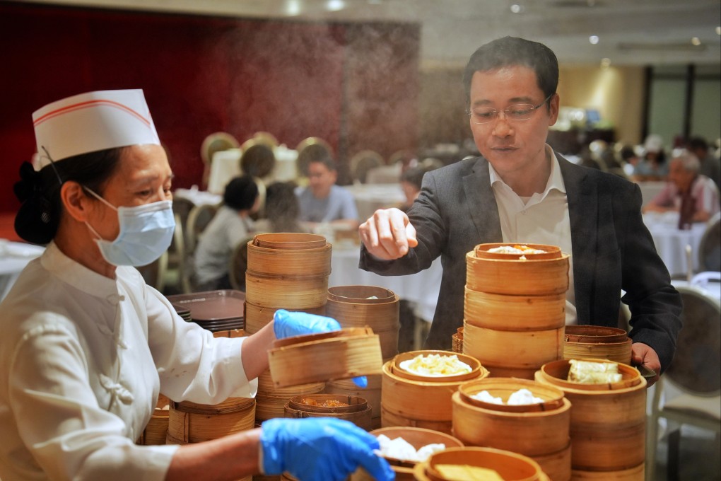 Mamoru Hayashi, managing director of the Heichinrou Group, which owns Metropol, chooses dim sum dishes at the Hong Kong restaurant in Admiralty on August 26, 2025. Photo: Elson Li