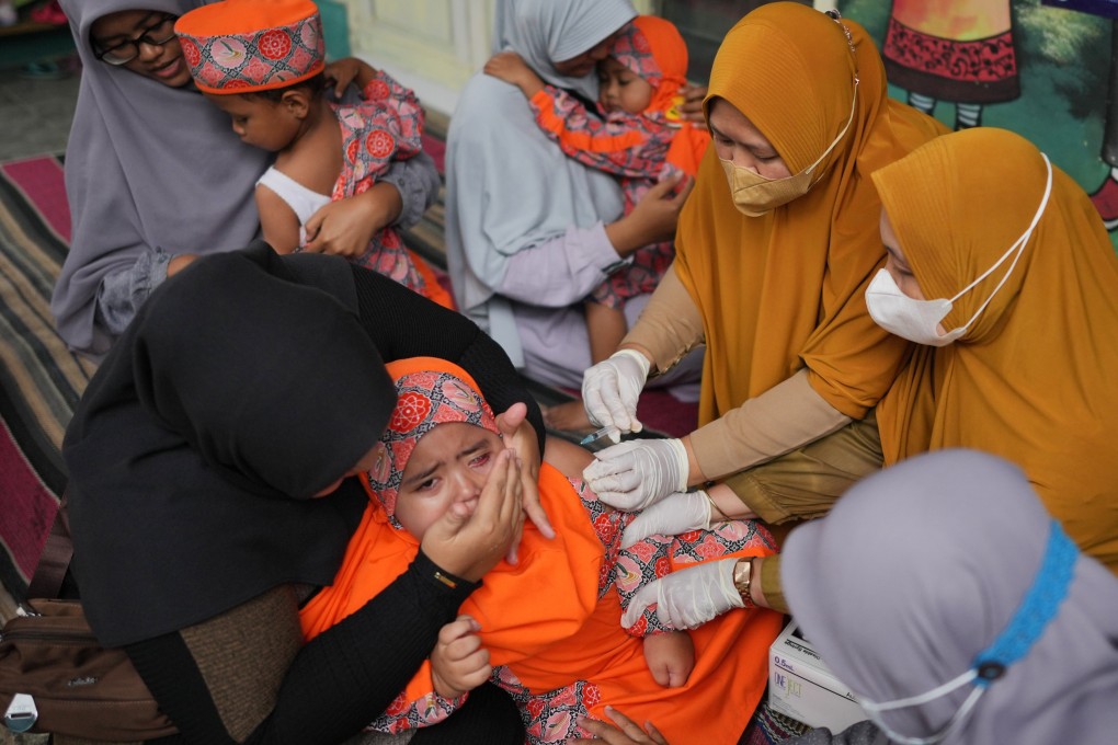Health workers administer a measles vaccine to a child following an outbreak in Sumenep, Indonesia, on Spetember 8. Photo: AP