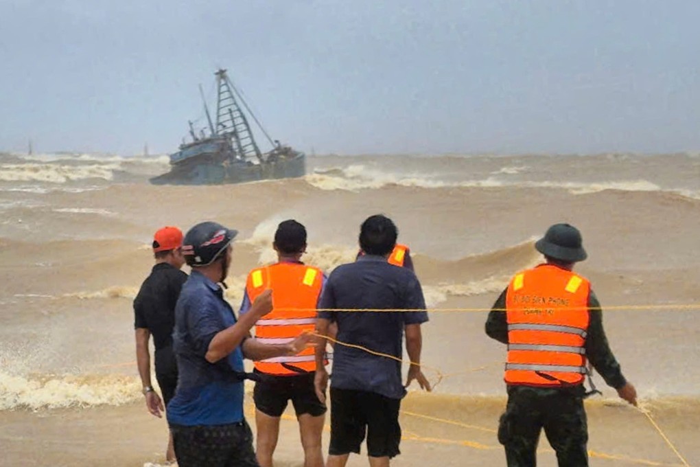 Rescuers attempt to help fishermen on a stranded fishing boat due to Typhoon Bualoi in Quang Tri, Vietnam. on Sunday. Photo: VNA/AP