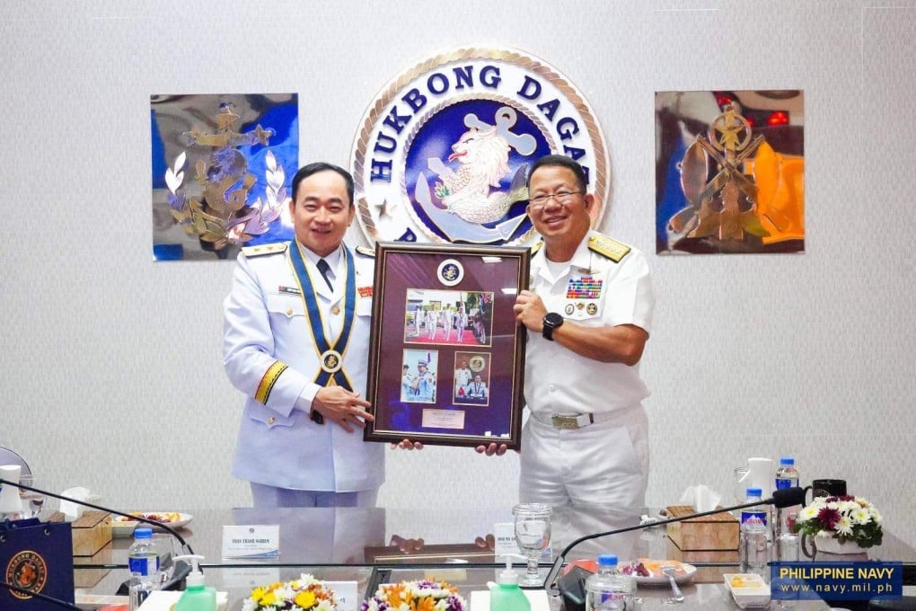 Philippine Navy chief Vice-Admiral Jose Ma. Ambrosio Ezpeleta (right) with his Vietnamese counterpart Tran Thanh Nghiem in Manila on September 23. Photo: Facebook/PhilippineNavy