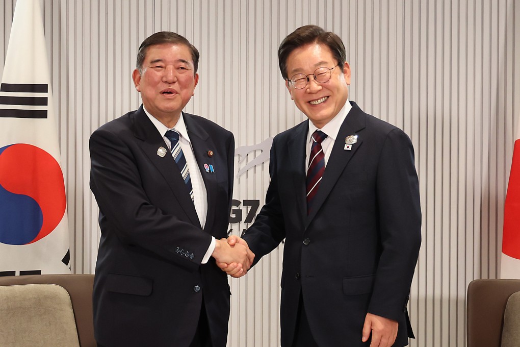 Japanese Prime Minister Shigeru Ishiba (left) shakes hands with South Korean President Lee Jae-myung in Canada on the sidelines of the G7 Summit in June. Photo: Yonhap/dpa