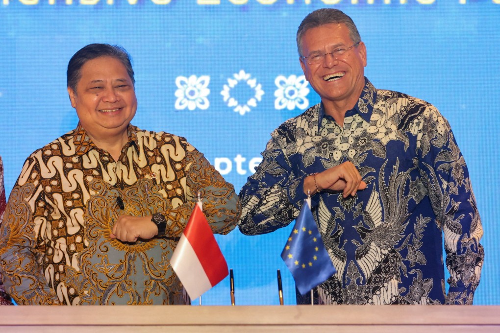 Indonesia’s Coordinating Minister for Economic Affairs Airlangga Hartarto (left) and European Commissioner for Trade and Economic Security Maros Sefcovic at a signing ceremony in Bali for the Indonesia-European Union Comprehensive Economic Partnership Agreement (IEU-CEPA) on September 23. Photo: Reuters
