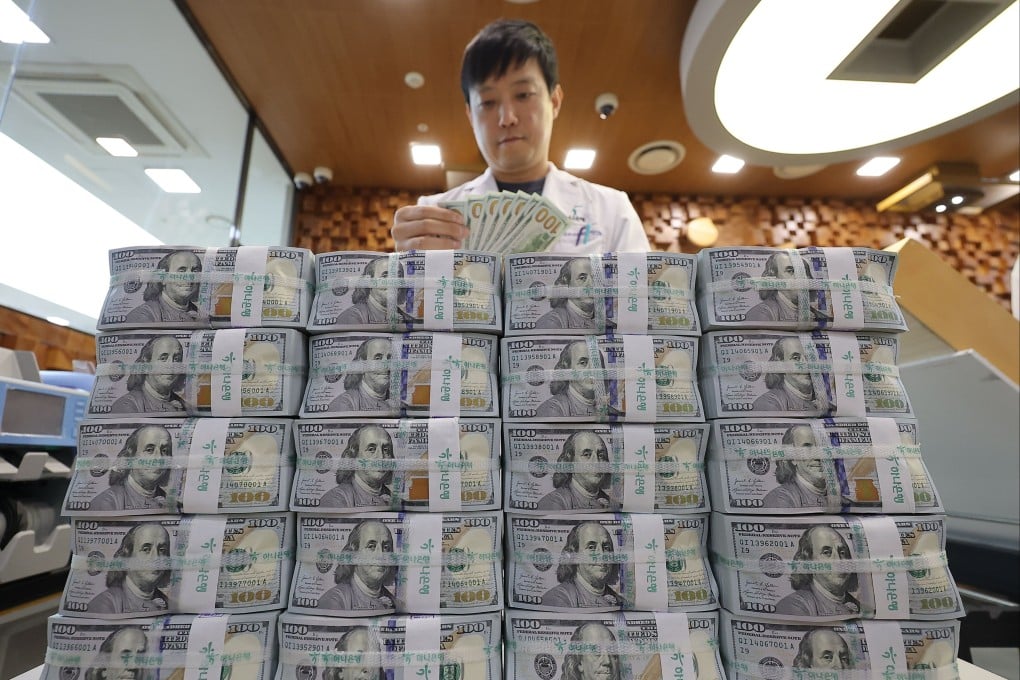 A bank clerk sorts US banknotes. Photo: EPA-EFE/Yonhap