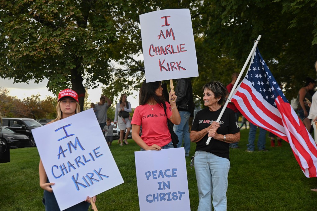 Placards outside Utah Valley University in the US say “I am Charlie Kirk” on September 14. Photo: Zuma Press Wire/dpa