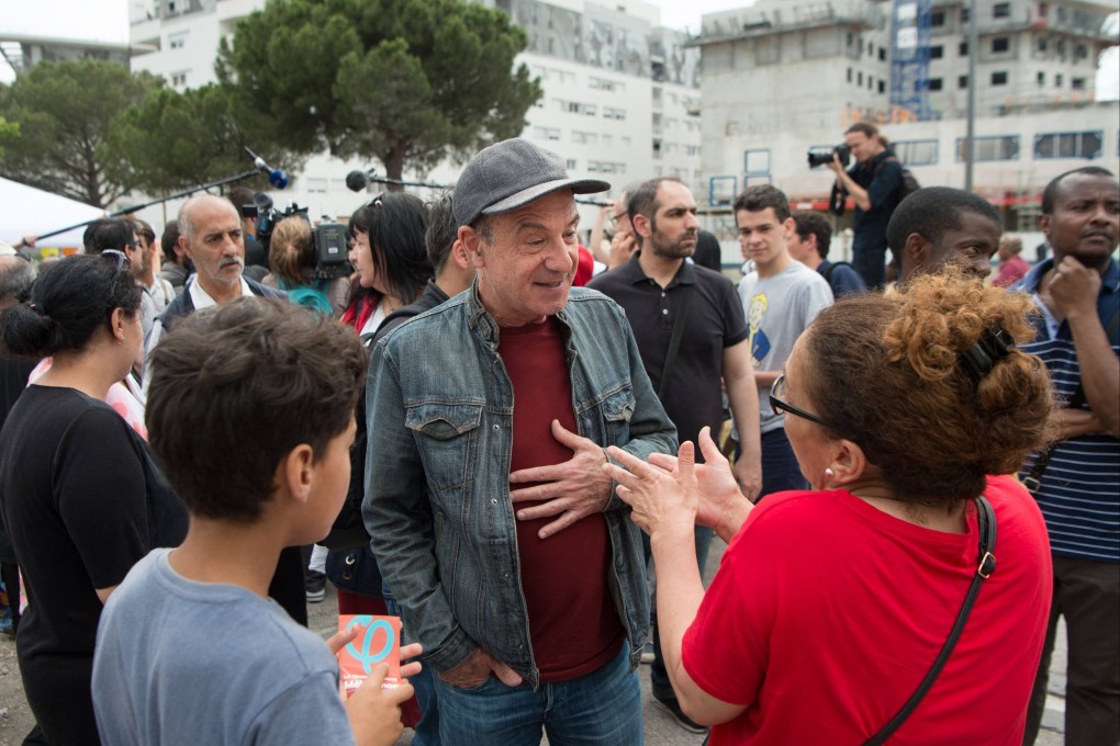 French psychoanalyst Gerard Miller (middle) speaks with political opponents in 2017. Miller was taken into custody on September 30, 2025, as part of an investigation launched in February 2024 in Paris following complaints from women accusing him of rape and sexual assault. Photo: AFP