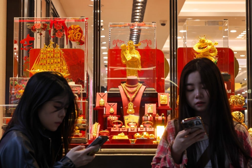 Gold prices could surpass US$4,000 an ounce by the middle of next year, analysts say. Photo: Nora Tam