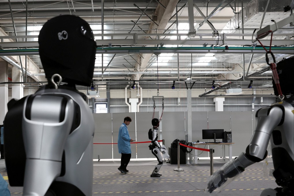 An employee conducts tests on a humanoid robot at AgiBot factory in Shanghai on March 20, 2025. Photo: Reuters